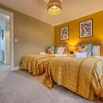 Ashcroft Loft By Timeless Stays - Stunning 3 Bedroom, 2 Bathrooms, Charming Central Apartment Featuring A Balcony