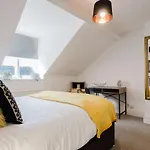 Licatas Apartment Cirencester, Cotswolds, Sleeps 6, 3 Bedrooms