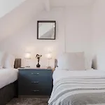 Licatas Apartment Cirencester, Cotswolds, Sleeps 6, 3 Bedrooms
