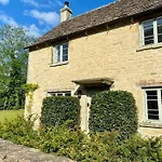 Luxury, Cosy Cottage Opposite In The Beautiful Cotswolds Village