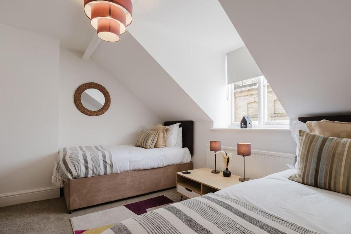Licatas Cirencester, Cotswolds, Sleeps 6, 3 Bedrooms *
