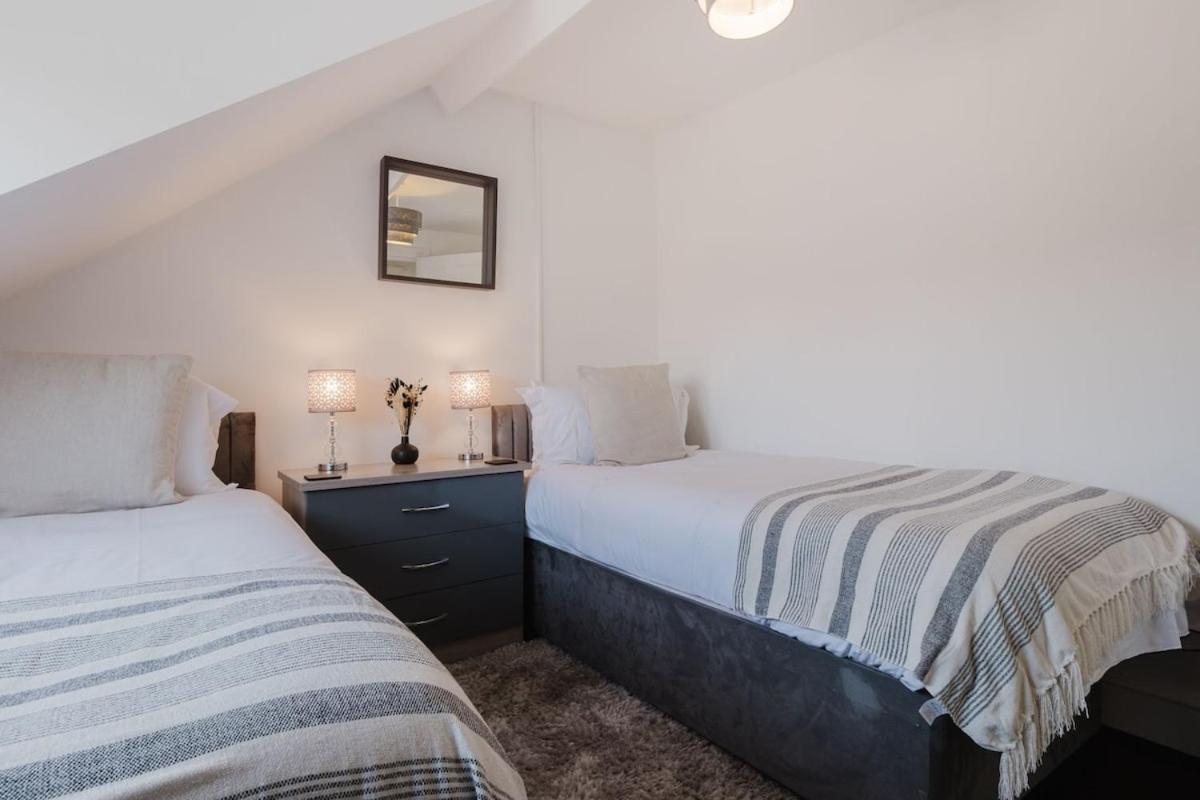 Licatas Cirencester, Cotswolds, Sleeps 6, 3 Bedrooms *