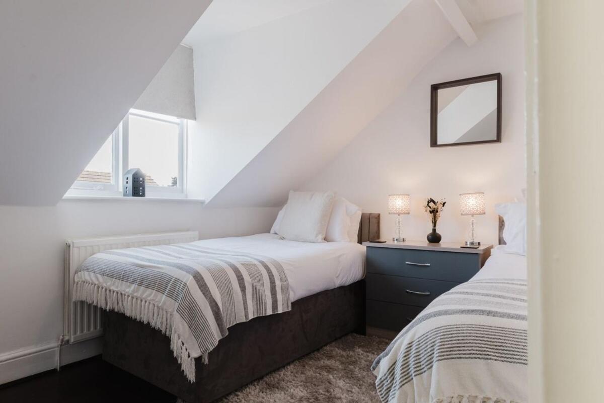 Licatas Cirencester, Cotswolds, Sleeps 6, 3 Bedrooms *