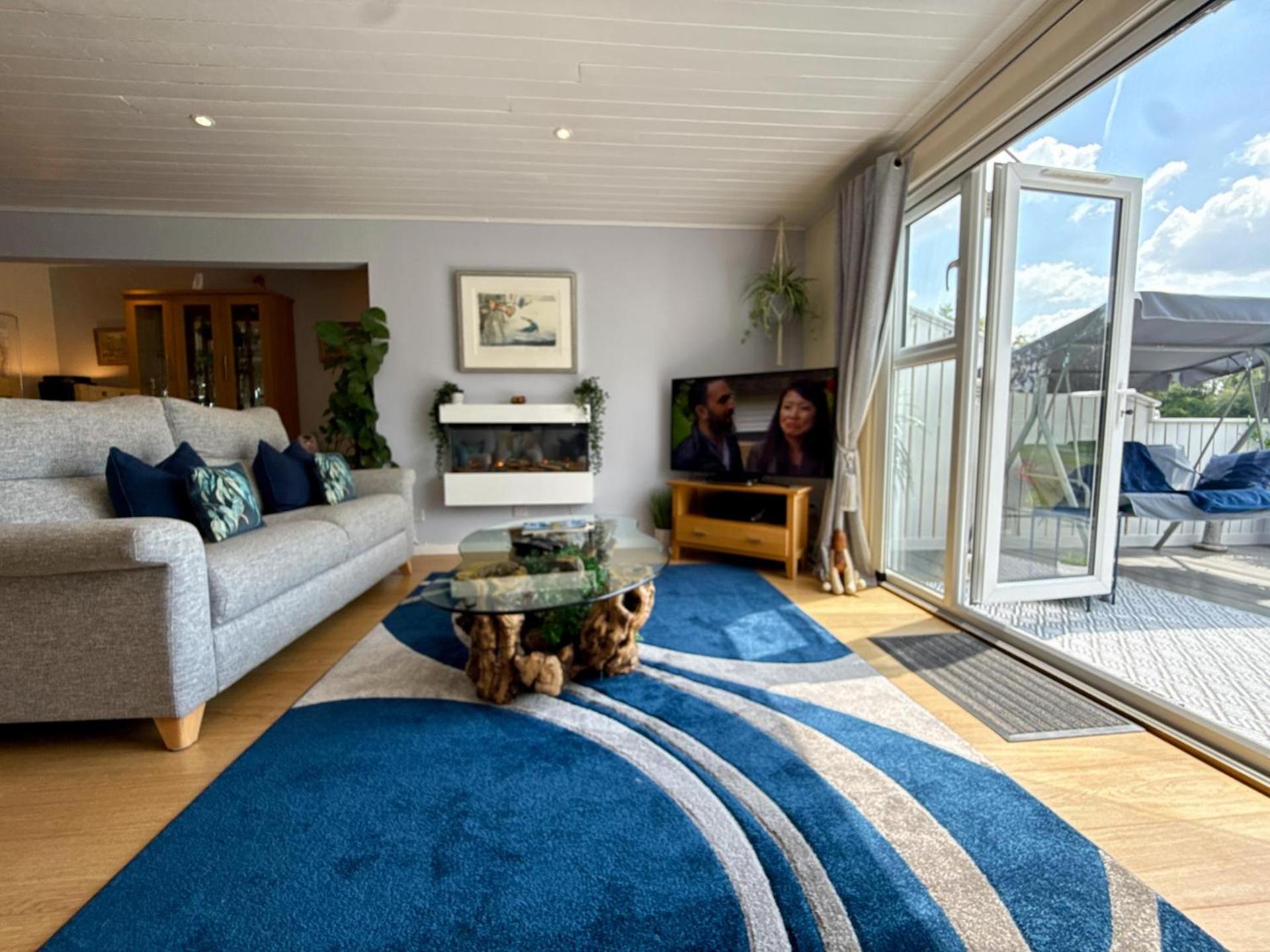 Luxury Kingfisher Lodge, Isis Lake, Within The Cotswold Waterpark * Cirencester