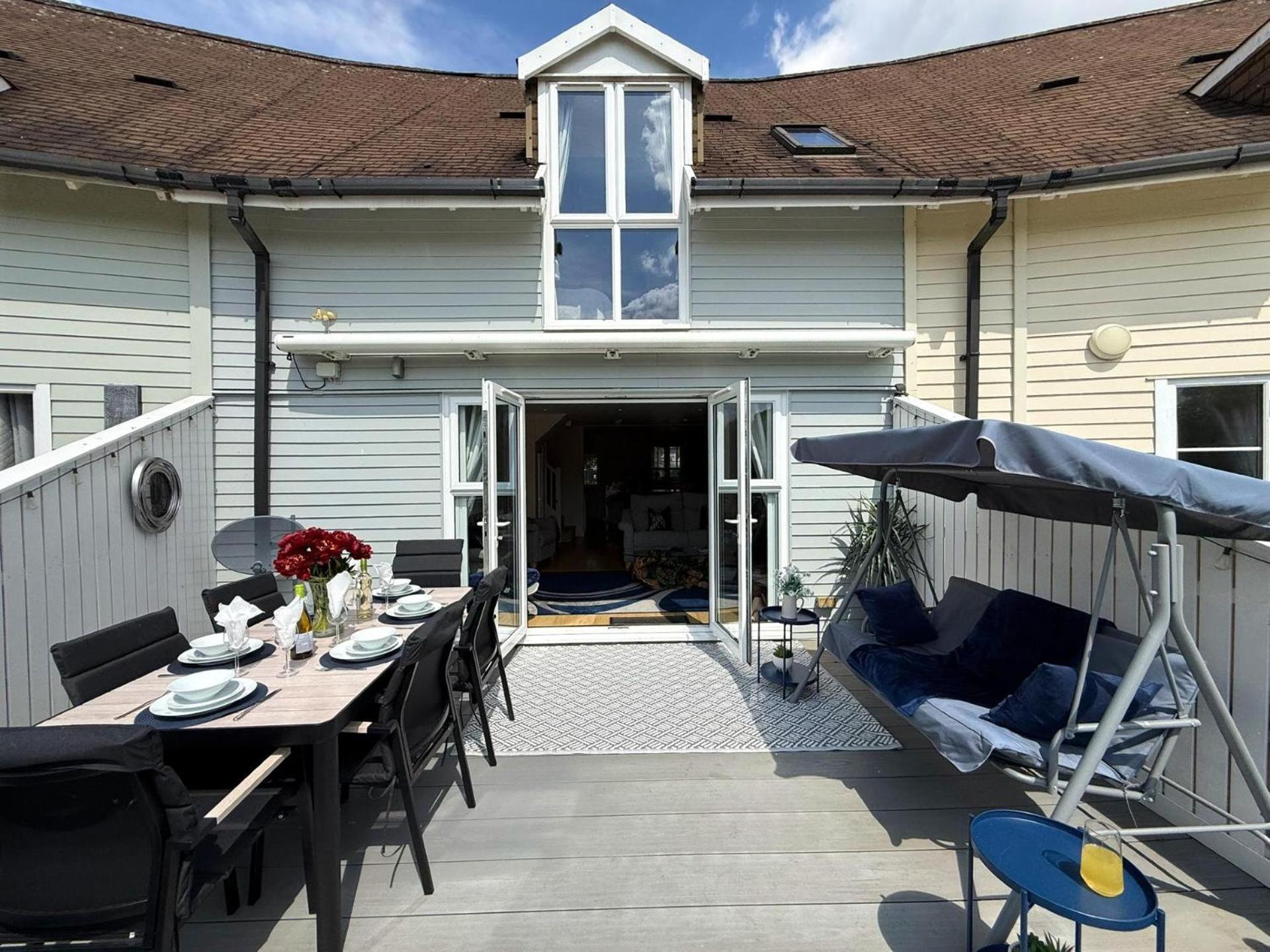 Luxury Kingfisher Lodge, Isis Lake, Within The Cotswold Waterpark Holiday home