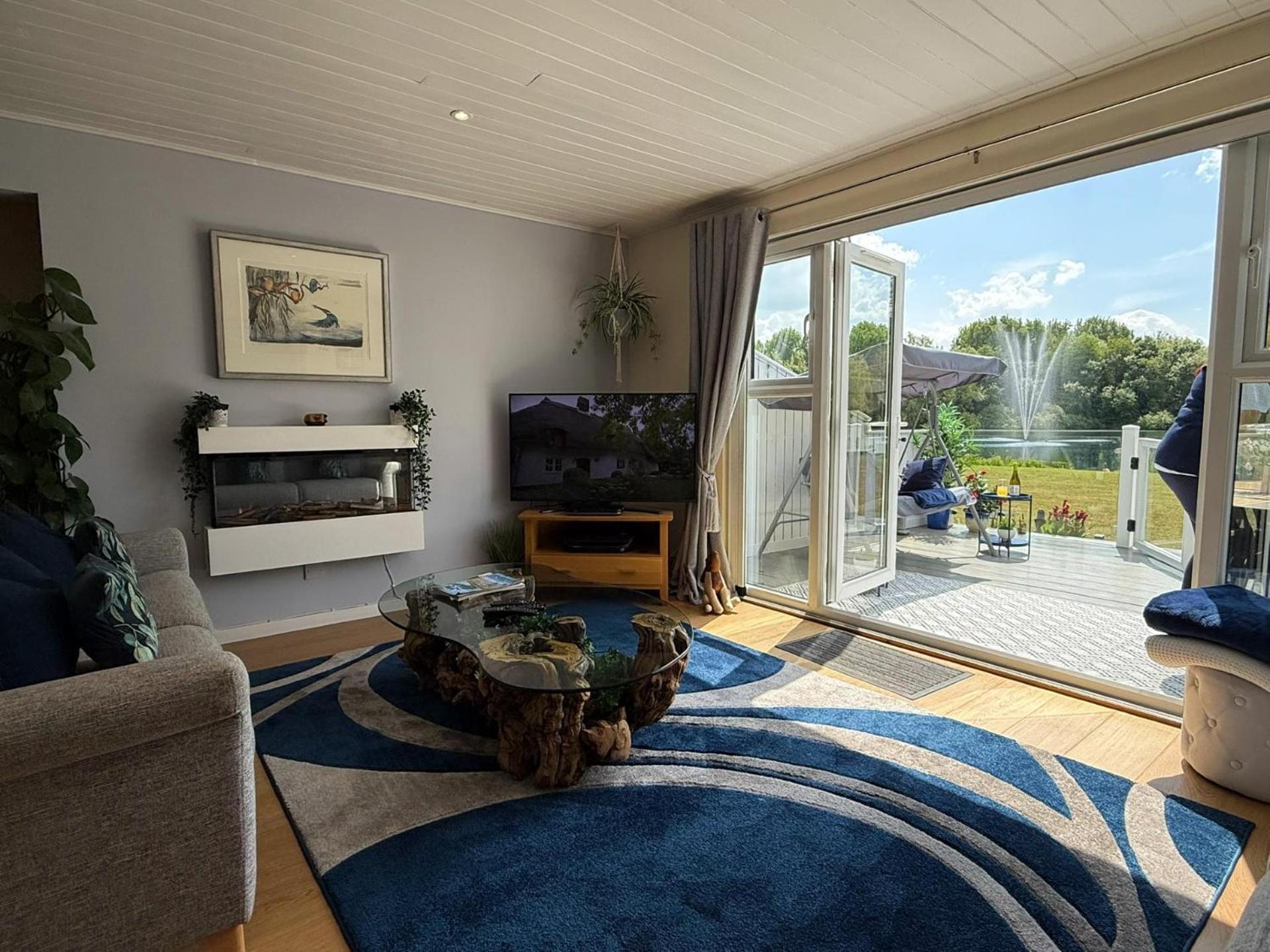 Luxury Kingfisher Lodge, Isis Lake, Within The Cotswold Waterpark Holiday home