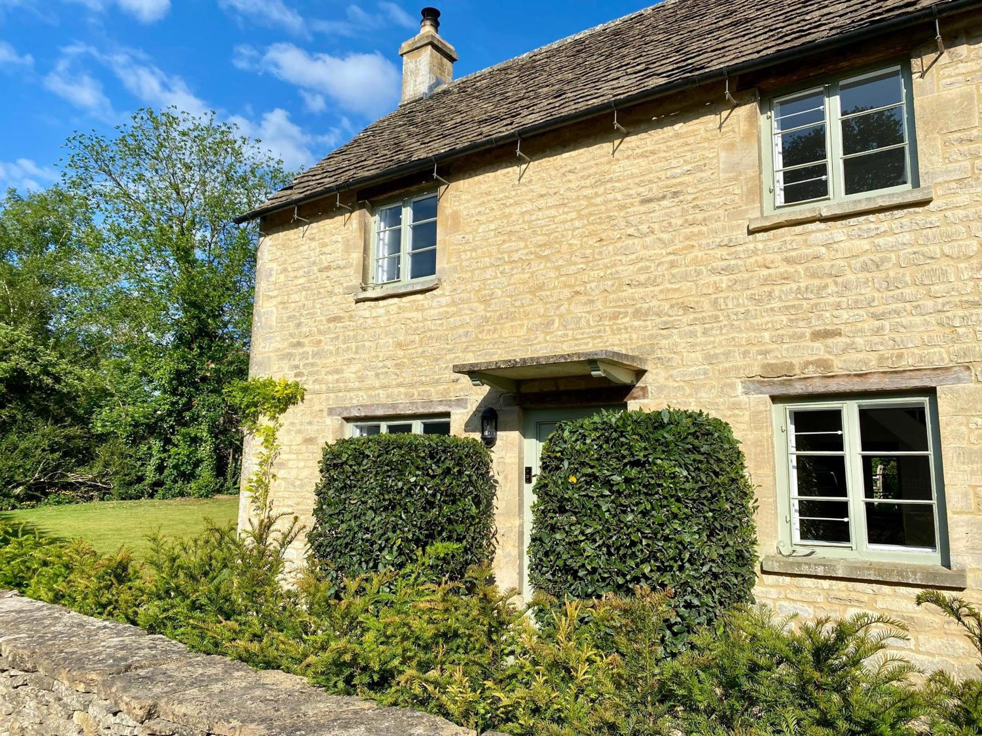 Luxury, Cosy Opposite In The Beautiful Cotswolds Village