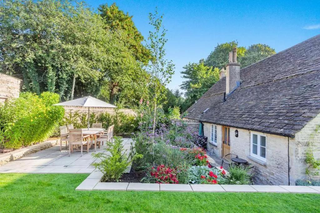 Luxury, Cosy Opposite In The Beautiful Cotswolds Village Cirencester