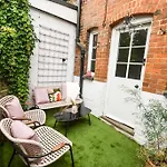 Cheerful 3 Bed Grade II Central Cottage