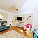 Cheerful 3 Bed Grade II Central Cottage