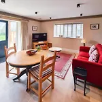 Luxury Lodge @ Ewen Barn - Private 5* Retreat