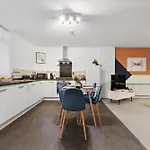 Corinium Lodge - Town Centre Apartment