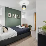 Corinium Lodge - Town Centre Apartment