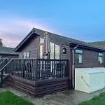 Cosy 3 Bedroom Wooden Lodge In South Cerney