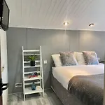 Cosy 3 Bedroom Wooden Lodge In South Cerney