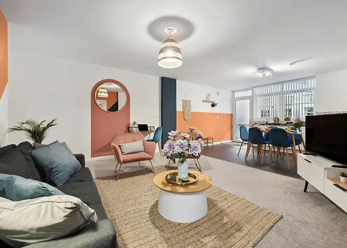 Corinium Lodge - Town Centre Apartment
