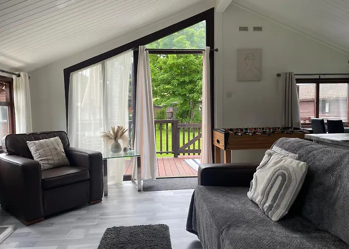Cosy 3 Bedroom Wooden Lodge In South Cerney