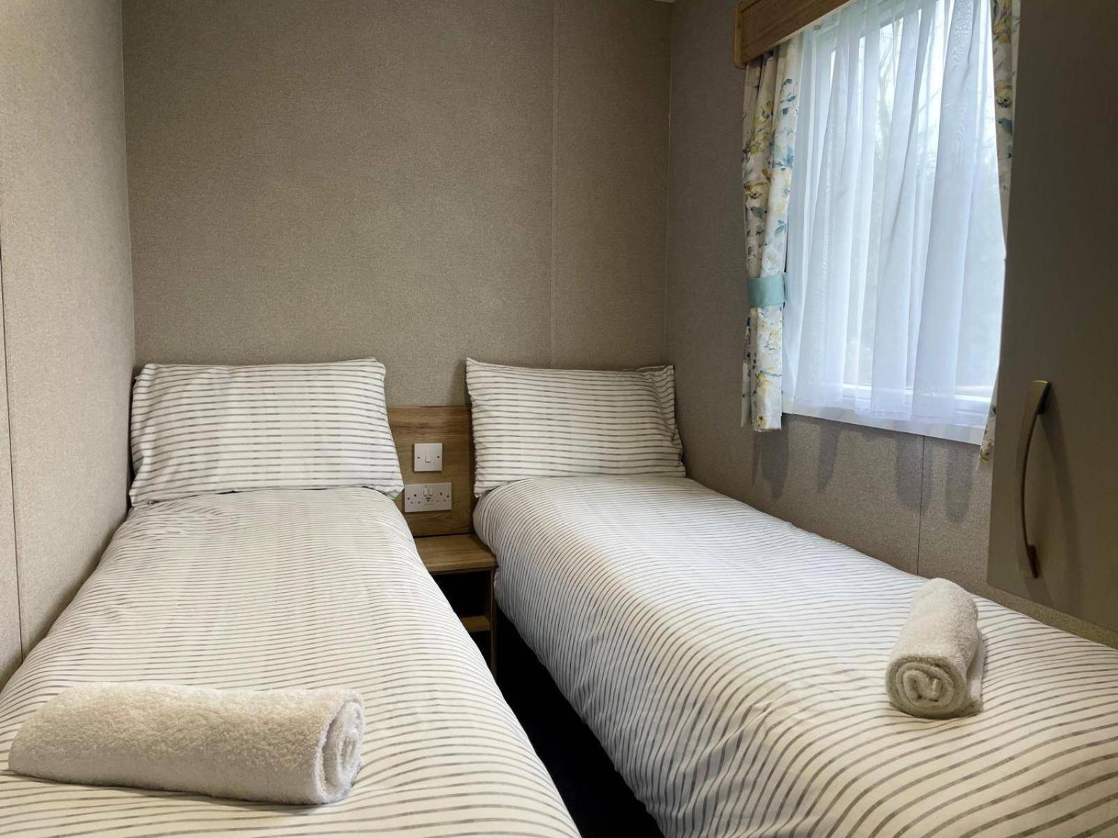 Cosy 3 Bedroom Caravan In South Cerney Holiday home Cirencester