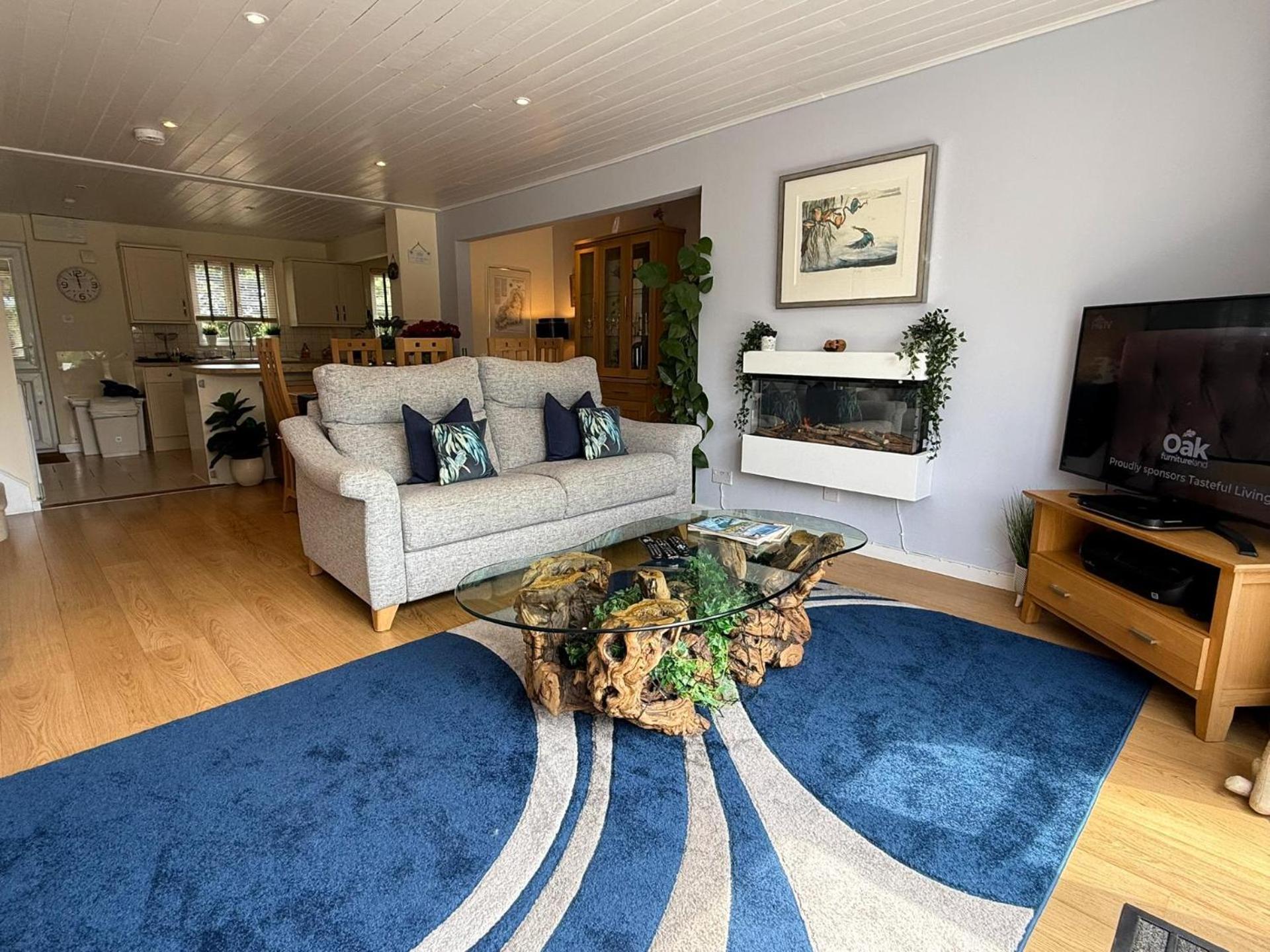 Holiday home Luxury Kingfisher Lodge, Isis Lake, Within The Cotswold Waterpark Cirencester