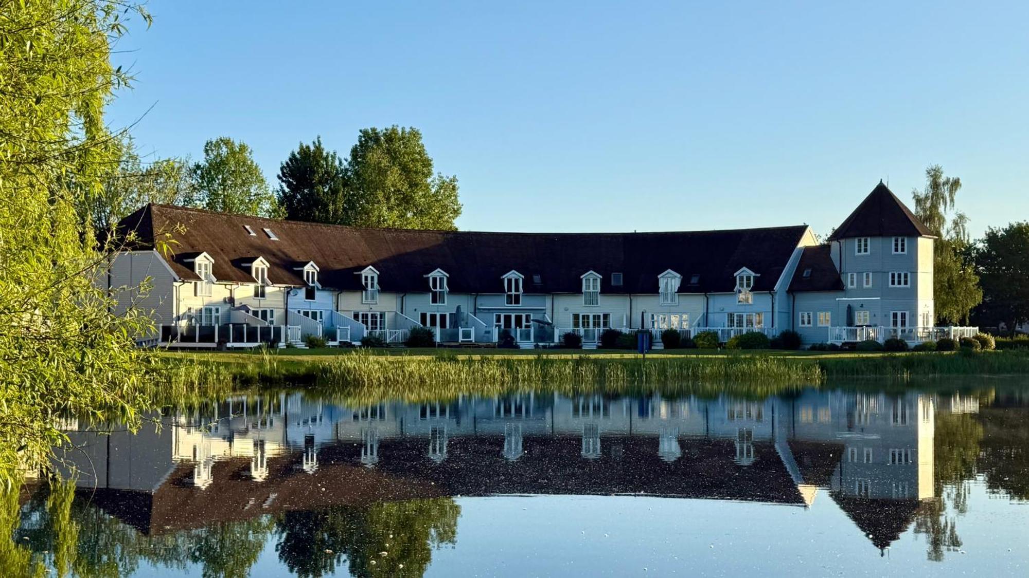 Luxury Kingfisher Lodge, Isis Lake, Within The Cotswold Waterpark Holiday home