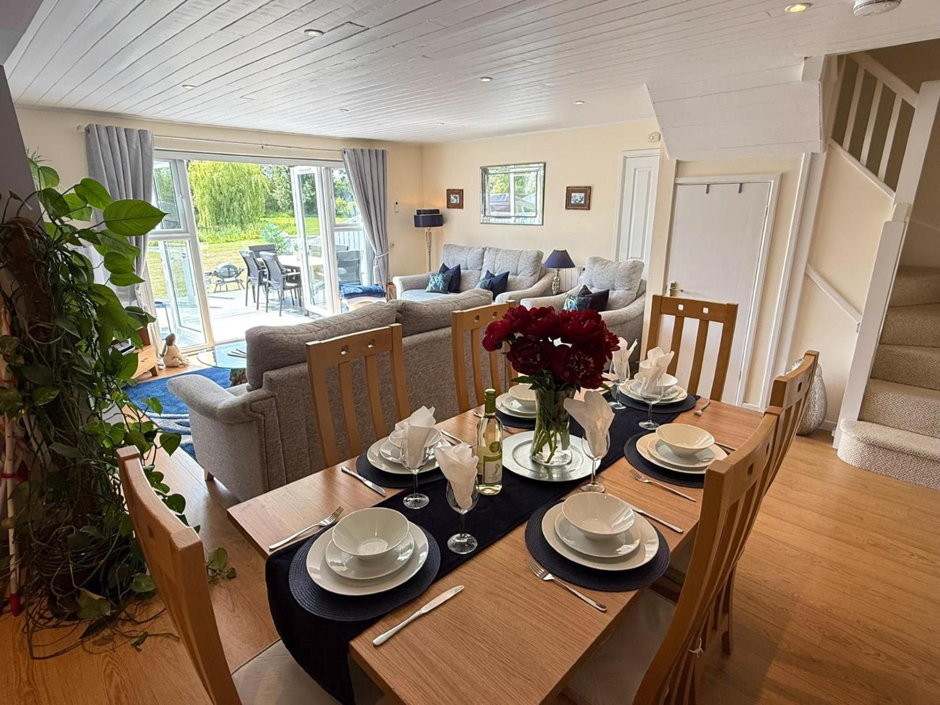 Holiday home Luxury Kingfisher Lodge, Isis Lake, Within The Cotswold Waterpark Cirencester