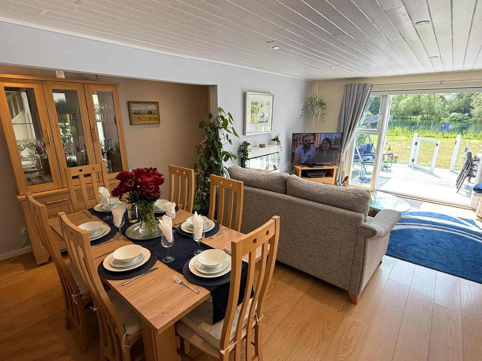 Luxury Kingfisher Lodge, Isis Lake, Within The Cotswold Waterpark *